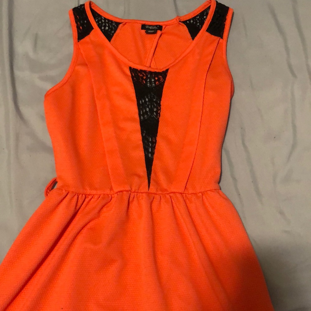 I’m selling a pink dress